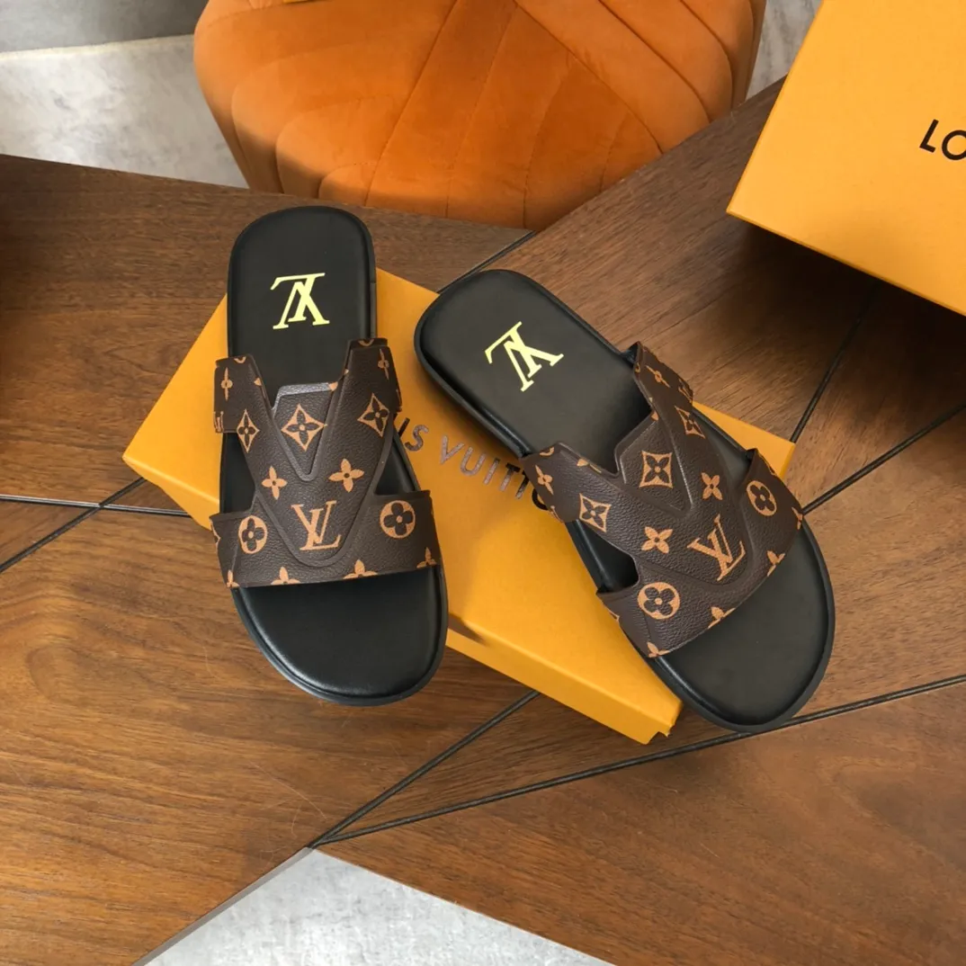 Factory price: 270💰LV counters are selling new brand luxury men's slippers, casual, loose and comfortable. The must-have model in the picture above [Happy][Happy], multiple colors available Size: 38-44, customized 45
